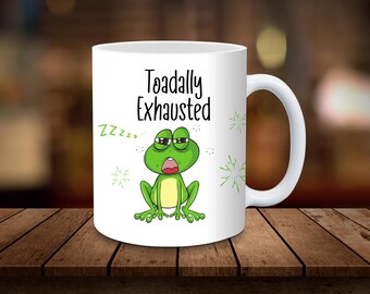 Taza de sublimación "Toadally Exhausted", divertida taza sarcástica de 325 ml y 480 ml, envoltura de sublimación, descarga digital, solo taza de café, envoltura de taza de té PNG
