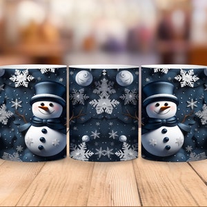 K&ouml;nnte beinhalten: Drei wei&szlig;e Keramikbecher mit blauem Hintergrund und einem wei&szlig;en Schneemann-Design. Der Schneemann tr&auml;gt einen schwarzen Zylinder und eine blaue Fliege. Der Hintergrund ist mit wei&szlig;en Schneeflocken verziert.