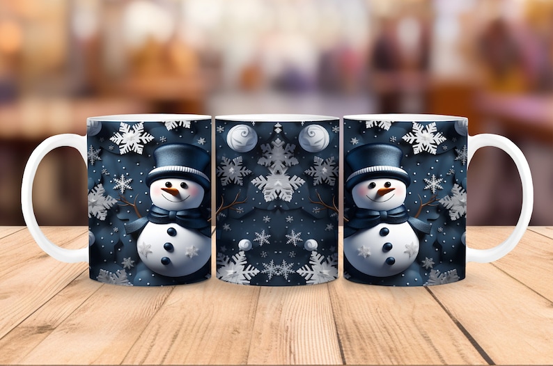 K&ouml;nnte beinhalten: Drei wei&szlig;e Keramikbecher mit blauem Hintergrund und einem wei&szlig;en Schneemann-Design. Der Schneemann tr&auml;gt einen schwarzen Zylinder und eine blaue Fliege. Der Hintergrund ist mit wei&szlig;en Schneeflocken verziert.