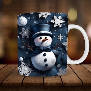 K&ouml;nnte beinhalten: Eine wei&szlig;e Keramiktasse mit blauem Henkel zeigt ein Schneemann-Design. Der Schneemann tr&auml;gt einen schwarzen Zylinder und einen blauen Schal. Der Hintergrund ist dunkelblau mit wei&szlig;en Schneeflocken.