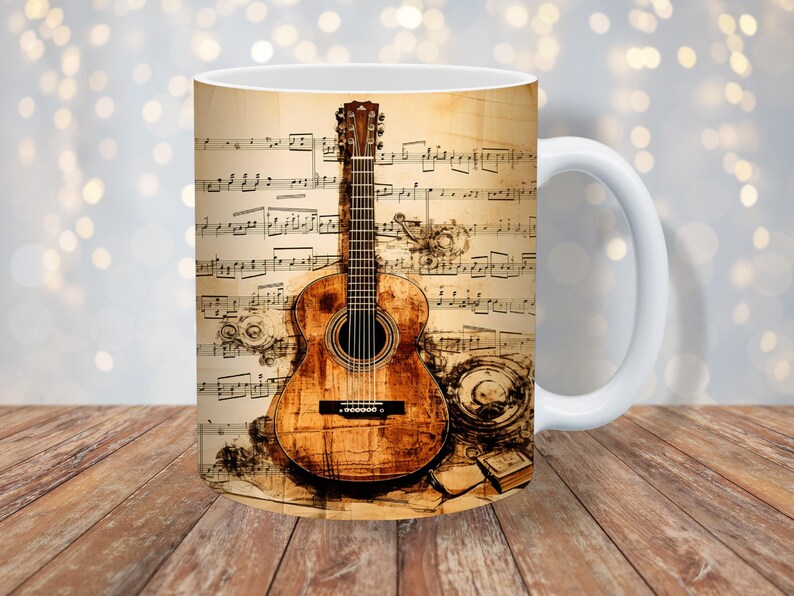 Może przedstawiać: Biały kubek ceramiczny z nadrukowanym brązowym akustycznym gitarą. Gitara jest otoczona nutami muzycznymi i vintage'owym tłem.
