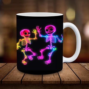 Pode incluir: Caneca de cerâmica branca com fundo preto e um desenho de dois esqueletos de néon dançando. Os esqueletos são delineados em rosa, azul, verde e amarelo.
