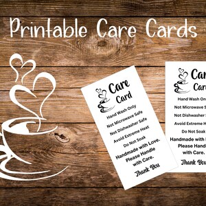 Może przedstawiać: Dwie białe, drukowane karty pielęgnacyjne z czarnym wzorem filiżanki kawy i tekstem "Care Card". Karty zawierają instrukcje dotyczące pielęgnacji przedmiotu wykonanego ręcznie, w tym "Prać tylko ręcznie", "Nie nadaje się do mikrofal&oacute;wki", "Nie nadaje się do zmywarki", "Unikać ekstremalnego ciepła", "Nie moczyć", "Wykonane z miłością. Proszę obchodzić się z ostrożnością." i "Dziękuję".