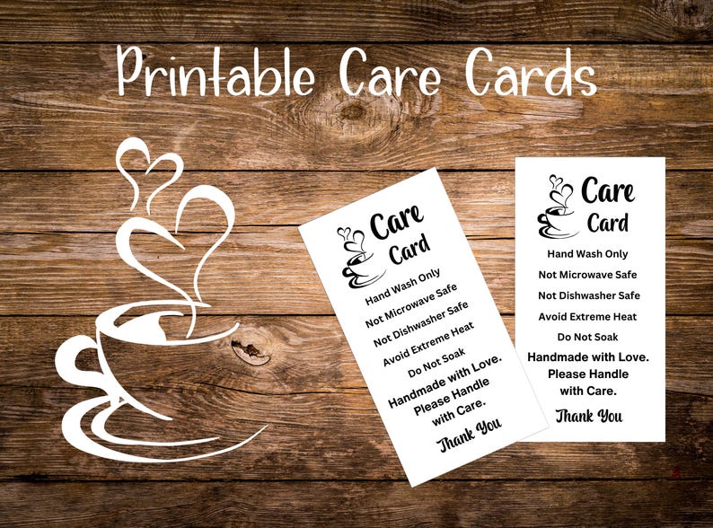 Może przedstawiać: Dwie białe, drukowane karty pielęgnacyjne z czarnym wzorem filiżanki kawy i tekstem "Care Card". Karty zawierają instrukcje dotyczące pielęgnacji przedmiotu wykonanego ręcznie, w tym "Prać tylko ręcznie", "Nie nadaje się do mikrofal&oacute;wki", "Nie nadaje się do zmywarki", "Unikać ekstremalnego ciepła", "Nie moczyć", "Wykonane z miłością. Proszę obchodzić się z ostrożnością." i "Dziękuję".