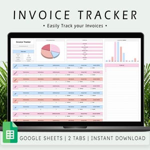 Może przedstawiać: Ekran laptopa wyświetla szablon śledzenia faktur. Arkusz kalkulacyjny ma różowe, niebieskie i białe sekcje. Tekst "INVOICE TRACKER" znajduje się na górze. Na dole ekranu znajduje się tekst "GOOGLE SHEETS | 2 TABS | INSTANT DOWNLOAD".