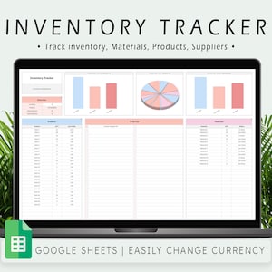 Op de afbeelding: Een laptop met een inventarisatietracker-sjabloon. Het scherm toont grafieken, grafieken en gegevenstabellen voor het volgen van inventaris, materialen, producten en leveranciers. De tekst op het scherm luidt "Inventory Tracker" en "Google Sheets | Easily Change Currency."