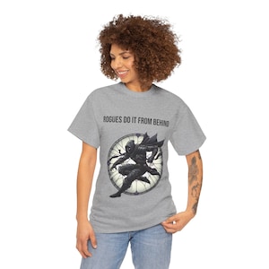 Schurke Stained Glass Design T-Shirt - "Schurken machen es von hinten" - DnD RPG Tee - Unisex Fantasy Gamer Shirt