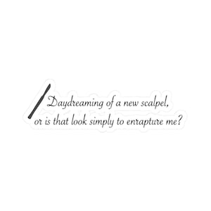 Op de afbeelding: Witte sticker met zwarte tekst en een gestileerde scalpelafbeelding. De tekst luidt: "Daydreaming of a new scalpel, or is that look simply to enrapture me?" De sticker heeft een glanzende afwerking.