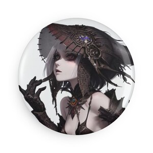 Puede incluir: Una ilustración en blanco y negro de una mujer con el pelo largo y negro que lleva un gran sombrero adornado de color negro y rojo. Lleva un atuendo negro y plateado con un collar plateado.