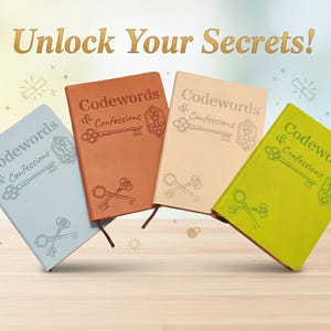 Può includere: Quattro quaderni con copertina rigida in colori pastello: azzurro, arancione, beige e verde. Ogni quaderno è intitolato "Codewords & Confessions" con un disegno di chiave. La frase "Unlock Your Secrets!" è in alto.