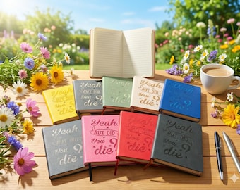 Puede incluir: Varios cuadernos de colores con la frase "Yeah but did you die?" grabada en relieve. La imagen también muestra un cuaderno abierto, una taza de café y bolígrafos, colocados sobre una mesa de madera.