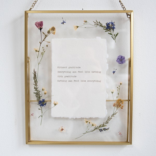 Benutzerdefinierte Gedicht-Druck mit gepressten Blumen, auf einer Schreibmaschine auf Baumwollpapier getippt