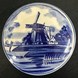 Delft Blue by Elesva (Holland) Lidded Round Trinket Box