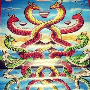 Könnte beinhalten: Ein farbenfrohes Gemälde von acht ineinander verschlungenen Schlangen mit roten, grünen, gelben und weißen Schuppen. Die Schlangen halten Schalen in ihren Mäulern und sind in einem Kreis angeordnet. Der Hintergrund ist ein blauer Himmel mit weißen Wolken.