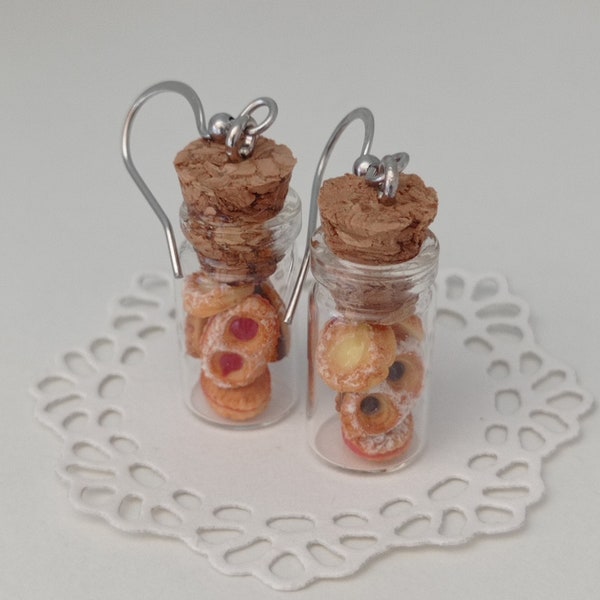 Boucles d'oreilles pendantes fioles garnies de biscuits en pâte polymère.