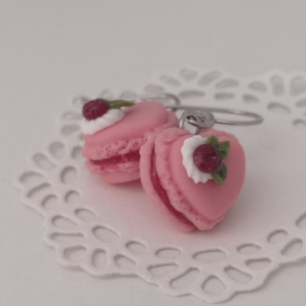 Boucles d'oreilles pendantes macarons et cerise en pâte polymère.