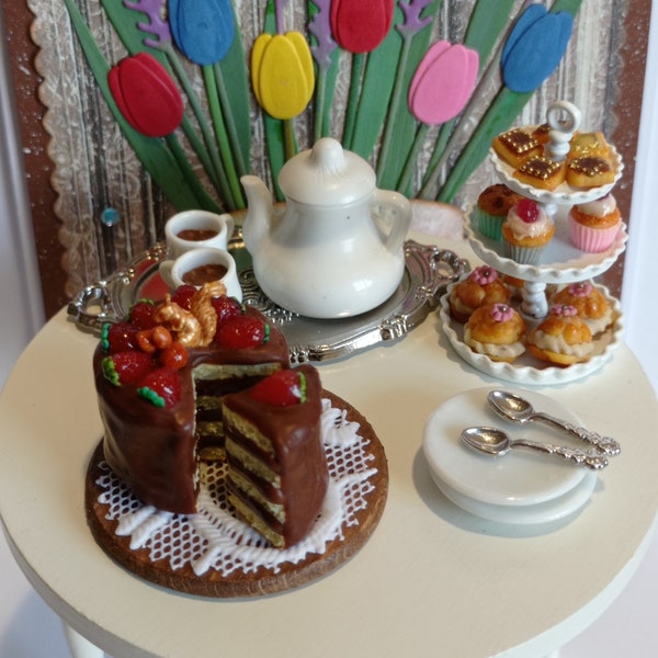Gâteau miniature au chocolat et aux fraises en pâte polymère pour collectionneurs,  maison de poupées.