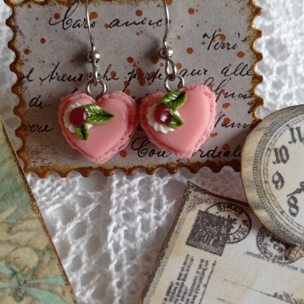 Boucles d'oreilles pendantes macarons et cerise en pâte polymère.