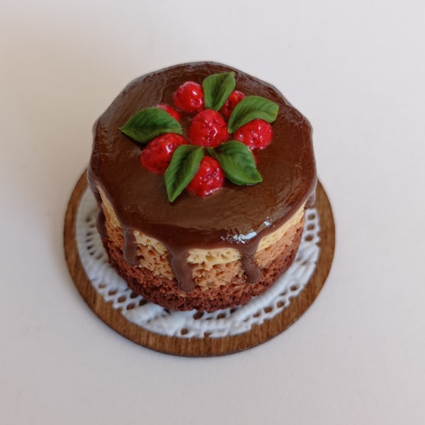 Gâteau miniature chocolat fraises pour collectionneurs,  maison de poupées,  passionnés de mini pâtisseries.