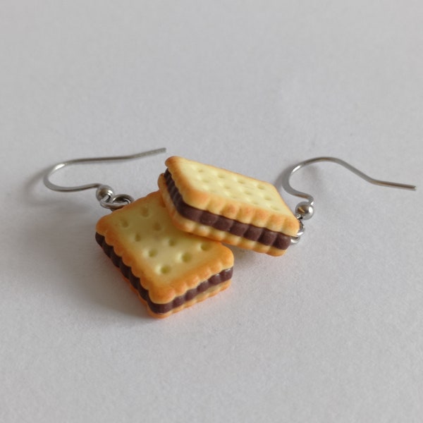 Boucles d'oreilles biscuits au chocolat en pâte polymère.