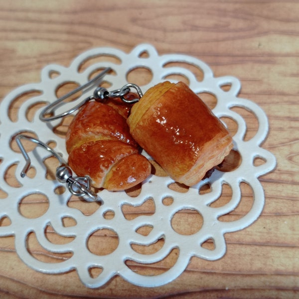 Asymmetrical pain au chocolat and croissant dangling earrings.