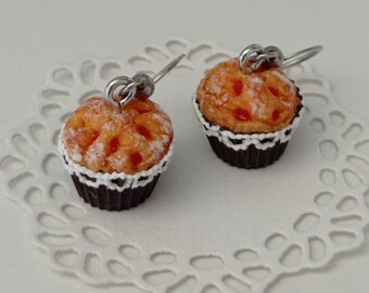 Boucles d'oreilles pendantes muffins aux fruits rouges en pâte polymère.