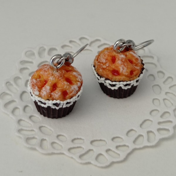 Boucles d'oreilles pendantes muffins aux fruits rouges en pâte polymère.