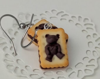 Boucles d'oreilles pendantes biscuits oursons et chocolat en pâte polymère.