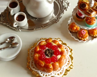 Imán de tarta de frambuesa y nata en arcilla polimérica.