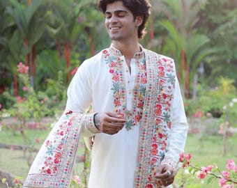 Exklusiv designer, kashmirisk kurta-pyjamas med broderi och sjal, brudgumskläder från Faisaloutfits