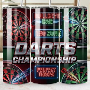 Peut inclure: Un gobelet en acier inoxydable avec un motif de cible de fléchettes et une fléchette en vol. Le gobelet porte les mots "DARTS CHAMPIONSHIP", "BULLSEYE BAR" et "180 ZONE". Le design est rouge, vert et noir.