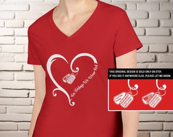 Custom On Fridays dragen we een rood dames-T-shirt met V-hals