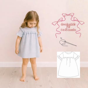 Puede incluir: Una niña pequeña con un vestido azul claro con estampado floral y mangas con volantes. El vestido está diseñado para bebés de 6 a 18 meses. La imagen también incluye un patrón de costura y el texto "downloadable PDF".