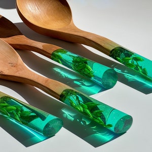 Handcrafted Teak Wood Kitchen Utensil Set: Emerald Green Resin & Real Flowers