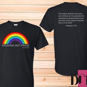 K&ouml;nnte beinhalten: Schwarzes T-Shirt mit einem Regenbogenbogen und dem Text "PROMISE NOT PRIDE" mit dem Bibelvers "Genesis 9:16" darunter. Die R&uuml;ckseite des Shirts hat den Text "Der Regenbogen soll in der Wolke sein, und ich werde ihn ansehen, um mich an den ewigen Bund zwischen Gott und jeder lebenden Kreatur von allem Fleisch zu erinnern, das auf der Erde ist." mit dem Bibelvers "Genesis 9:16" darunter.