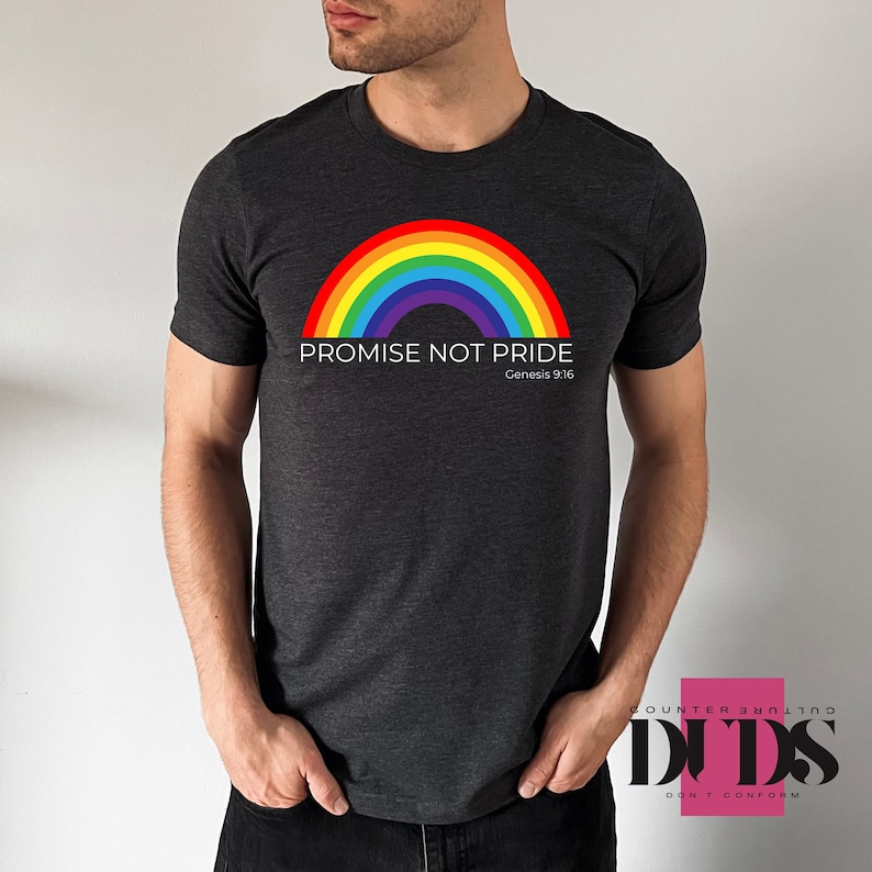 K&ouml;nnte beinhalten: Ein dunkelgraues T-Shirt mit einem Regenbogenbogen und dem Text "PROMISE NOT PRIDE Genesis 9:16".