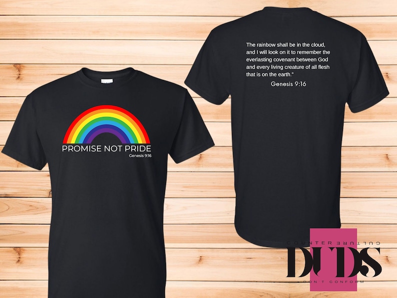 K&ouml;nnte beinhalten: Schwarzes T-Shirt mit einem Regenbogenbogen und dem Text "PROMISE NOT PRIDE" mit dem Bibelvers "Genesis 9:16" darunter. Die R&uuml;ckseite des Shirts hat den Text "Der Regenbogen soll in der Wolke sein, und ich werde ihn ansehen, um mich an den ewigen Bund zwischen Gott und jeder lebenden Kreatur von allem Fleisch zu erinnern, das auf der Erde ist." mit dem Bibelvers "Genesis 9:16" darunter.
