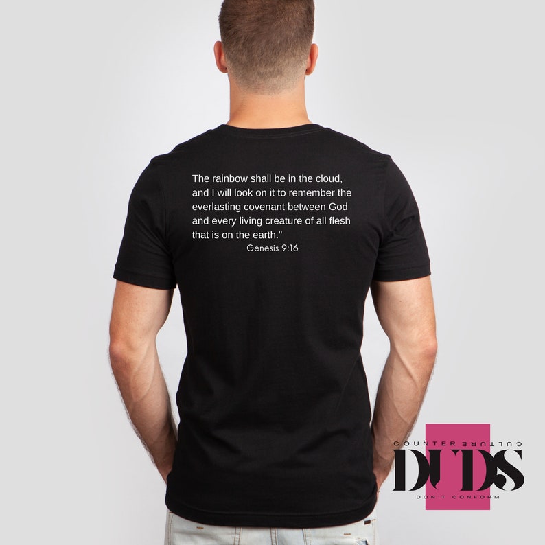 K&ouml;nnte beinhalten: Schwarzes T-Shirt mit wei&szlig;em Text, der lautet: "Der Regenbogen soll in der Wolke sein, und ich werde ihn ansehen, um mich an den ewigen Bund zwischen Gott und jeder lebenden Kreatur von allem Fleisch zu erinnern, das auf der Erde ist." Genesis 9:16