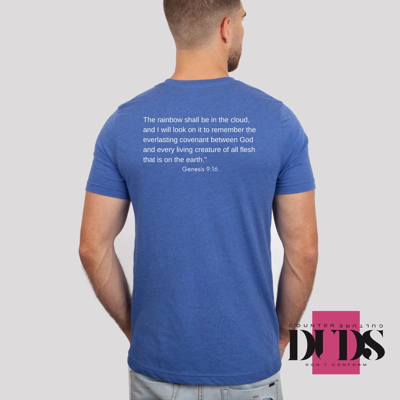 K&ouml;nnte beinhalten: Ein k&ouml;nigsblaues T-Shirt mit einem wei&szlig;en Textaufdruck auf der R&uuml;ckseite. Der Text lautet: "Der Regenbogen soll in der Wolke sein, und ich werde ihn ansehen, um mich an den ewigen Bund zwischen Gott und jeder lebenden Kreatur von allem Fleisch zu erinnern, das auf der Erde ist." Genesis 9:16. Das Shirt hat ein kleines schwarzes und pinkfarbenes Logo unten rechts, das "COUNTER CULTURE DUDS DON'T CONFORM" lautet.