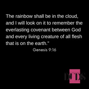 K&ouml;nnte beinhalten: Schwarzwei&szlig;er Text auf schwarzem Hintergrund mit dem Zitat &bdquo;Der Regenbogen soll in der Wolke sein, und ich werde ihn ansehen, um mich an den ewigen Bund zwischen Gott und jedem lebenden Gesch&ouml;pf von allem Fleisch zu erinnern, das auf der Erde ist.&ldquo; 1. Mose 9,16