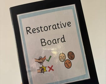 Könnte beinhalten: Ein schwarzer Ordner mit einem weißen Einleger mit der Aufschrift Restorative Board. Der Einleger hat einen hellblauen Rand, eine Grafik von zwei Händeschütteln mit grünem Haken, einen Faustschlag mit rotem X und drei Gesichter.