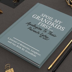Peut inclure: Un journal bleu sarcelle avec le texte "SPOIL MY GRANDKIDS FIRST... Apologize To Their Parents Later or not!" et "A Journal of Memories, Laughter, and Fun With My Grandkids." Des crayons dor&eacute;s et noirs et un trombone dor&eacute; sont &eacute;galement visibles.