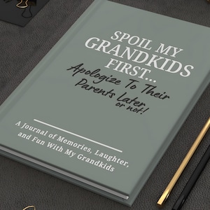 Peut inclure: Un journal vert sauge avec le texte "SPOIL MY GRANDKIDS FIRST... Apologize To Their Parents Later, or not !" et "A Journal of Memories, Laughter, and Fun With My Grandkids." Un crayon dor&eacute; et un crayon noir sont &agrave; c&ocirc;t&eacute; du journal.