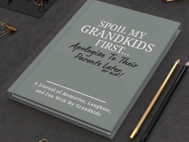 Peut inclure: Un journal vert sauge avec le texte "SPOIL MY GRANDKIDS FIRST... Apologize To Their Parents Later, or not !" et "A Journal of Memories, Laughter, and Fun With My Grandkids." Un crayon dor&eacute; et un crayon noir sont &agrave; c&ocirc;t&eacute; du journal.