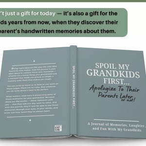 Peut inclure: Un journal avec une couverture grise et le texte "Spoil My Grandkids First... Apologize To Their Parents Later, or not !" Le journal est ouvert, r&eacute;v&eacute;lant des pages lign&eacute;es et du texte sur la pr&eacute;servation des souvenirs. Le journal est un cadeau pour les grands-parents.