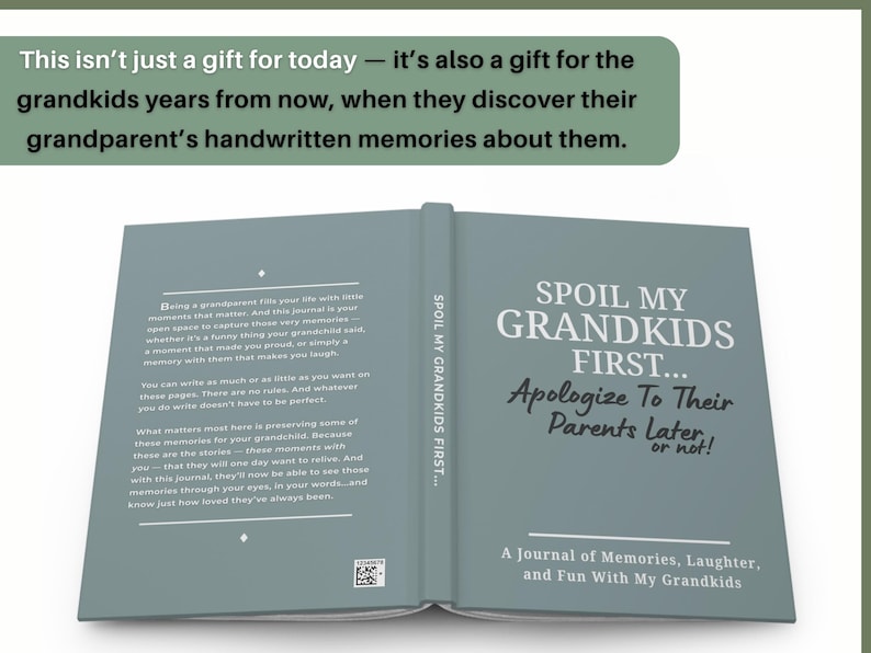 Peut inclure: Un journal avec une couverture grise et le texte "Spoil My Grandkids First... Apologize To Their Parents Later, or not !" Le journal est ouvert, r&eacute;v&eacute;lant des pages lign&eacute;es et du texte sur la pr&eacute;servation des souvenirs. Le journal est un cadeau pour les grands-parents.