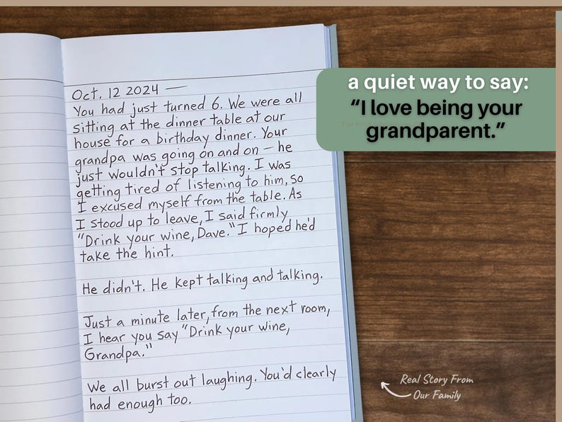 Peut inclure: Un cahier ouvert avec du texte manuscrit, dat&eacute; du 12 octobre 2024, relatant une histoire de famille. Une banni&egrave;re verte indique &laquo; J'aime &ecirc;tre votre grand-parent &raquo;. Le cahier est sur une surface en bois.