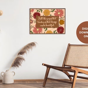 Könnte beinhalten: Ein druckbarer digitaler Download eines Herbst-Zitats mit floralen Illustrationen. Das Zitat lautet "Herbst: die Jahreszeit, die uns lehrt, dass Veränderung schön sein kann."