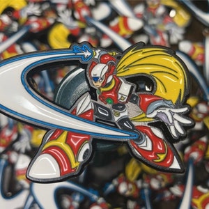 Op de afbeelding: Een rode en gele emaille pin met een robotpersonage met een blauw en wit halvemaanvormig energiemes. De robot heeft een rood en wit helm, een rode borstplaat en een gele cape.