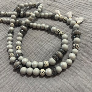 Perline lunghe per catena per cellulare / grigio / dalmata / nappe / cinturino per cellulare / perline di legno / crema grigio chiaro